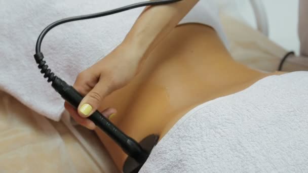 Mujer recibiendo terapia contra la celulitis en el salón de belleza. Elevación RF — Vídeos de Stock