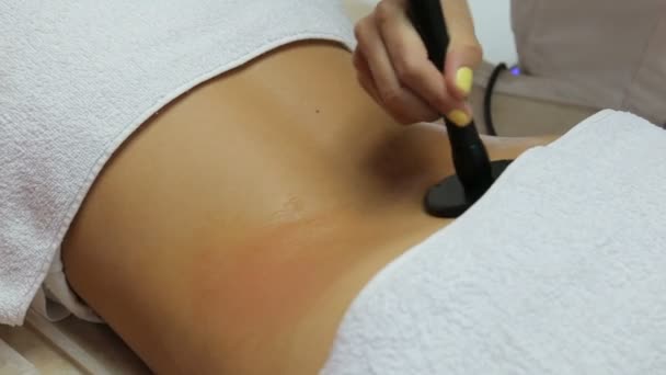 Frau Bekommt Cellulite Und Fetttherapie Schönheitssalon Hardware Kosmetologie Hochfrequenz Lifting — Stockvideo