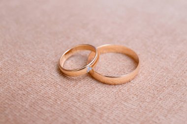 İki güzel altın alyans bez arka plan üzerinde Kapat