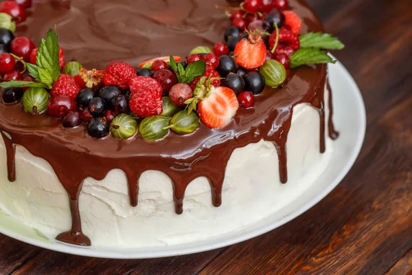 Bolo Chocolate Caseiro Moderno Com Bagas Frescas Close — Fotografia de Stock