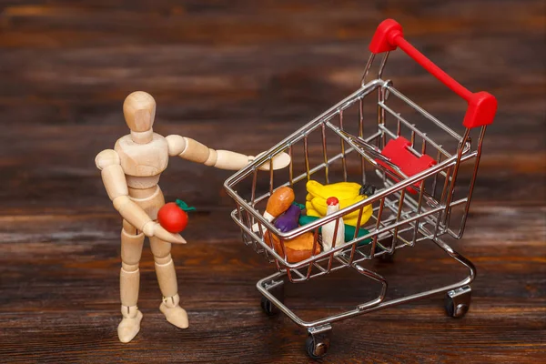 Boneco Madeira Mini Carrinho Compras Com Comida Plasticina Imagem Conceitual — Fotografia de Stock