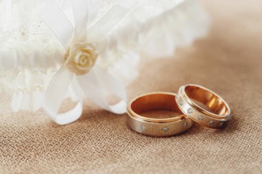 Altın yüzük ve kompozisyon Divan düğün gelin jartiyer. Evlilik kavramı