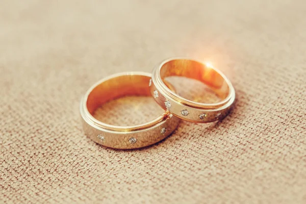 Anéis Casamento Ouro Noiva Noivo Composição Macro Sofá Conceito Casamento — Fotografia de Stock