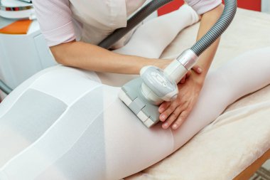 Anti selülit lpg tedavi masaj terapisti ve cihazlar ile prosedürü kozmetik kliniğinde olan kadın