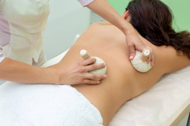 Çanta sağlık salonda, closeup masaj spa sahip kadın