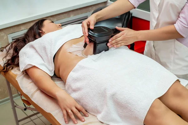 Mujer Recibiendo Criolipólisis Procedimiento Tratamiento Grasa Gabinete Cosmético Profesional Centro —  Fotos de Stock