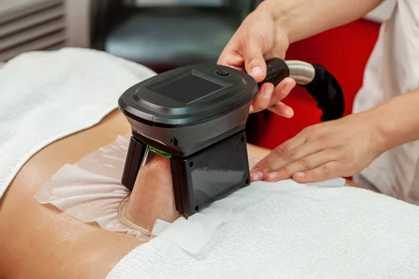 Kadın Cryolipolysis şişman tedavi prosedürü profesyonel kozmetik kabine veya spa Center'da alıyorum.