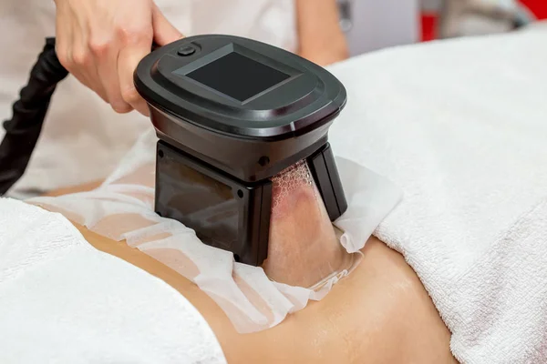 Kadın Cryolipolysis şişman tedavi prosedürü profesyonel kozmetik kabine veya spa Center'da alıyorum.