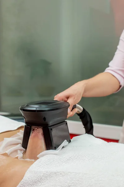 Mujer Recibiendo Criolipólisis Procedimiento Tratamiento Grasa Gabinete Cosmético Profesional Centro — Foto de Stock