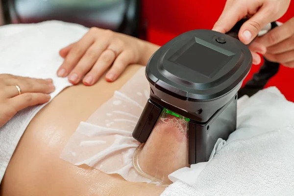 Kadın Cryolipolysis şişman tedavi prosedürü profesyonel kozmetik kabine veya spa Center'da alıyorum.