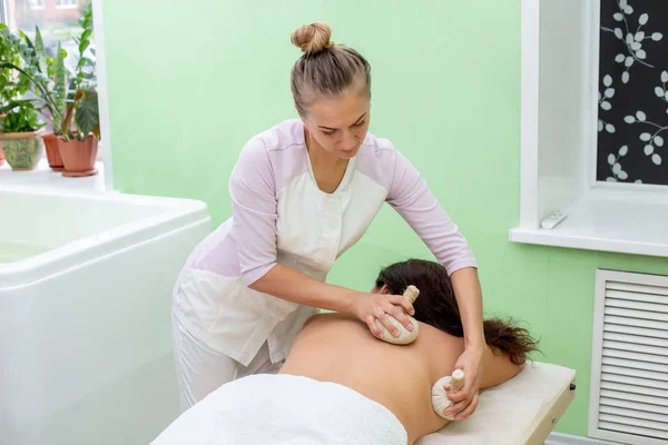 Kobieta Spa Torby Masaż Salonie Odnowy Biologicznej Zbliżenie — Zdjęcie stockowe