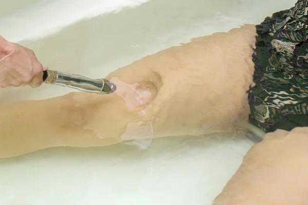 Kobieta Kąpieli Podczas Hydromasażu Salonie Spa Procedura Hydroterapii Podwodnej — Zdjęcie stockowe
