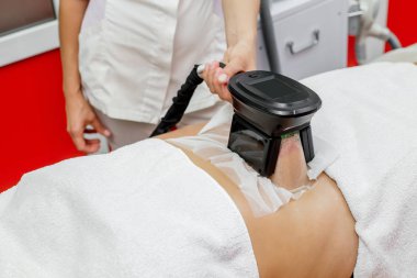 Kadın Cryolipolysis şişman tedavi prosedürü profesyonel kozmetik kabine veya spa Center'da alıyorum.