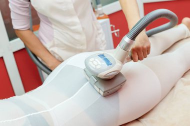 Anti selülit lpg tedavi masaj terapisti ve cihazlar ile prosedürü kozmetik kliniğinde olan kadın