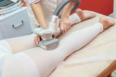 Anti selülit lpg tedavi masaj terapisti ve cihazlar ile prosedürü kozmetik kliniğinde olan kadın
