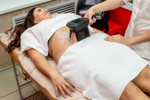 Mujer Recibiendo Criolipólisis Procedimiento Tratamiento Grasa Gabinete Cosmético Profesional Centro —  Fotos de Stock