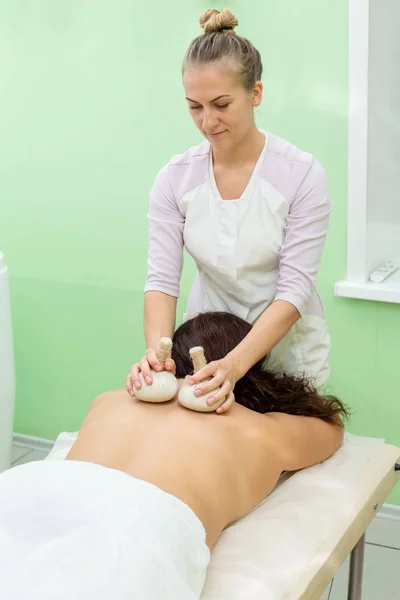 Mujer Teniendo Bolsas Spa Masaje Salón Bienestar Primer Plano — Foto de Stock