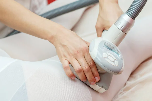 Mulher Com Procedimento Celulite Lpg Tratamento Massagem Com Terapeuta Aparelho — Fotografia de Stock