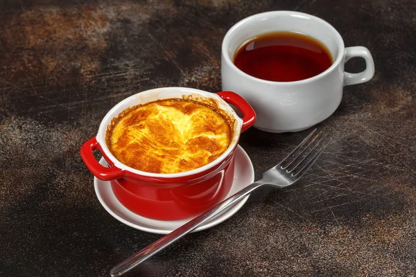 Tortilla Horno Con Corteza Dorada Tazón Con Sabroso Desayuno —  Fotos de Stock