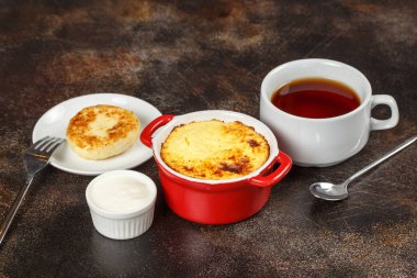 Altın kabuk çay kase pişmiş omlet. Lezzetli kahvaltı