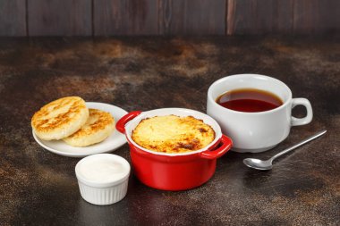 Altın kabuk çay kase pişmiş omlet. Lezzetli kahvaltı