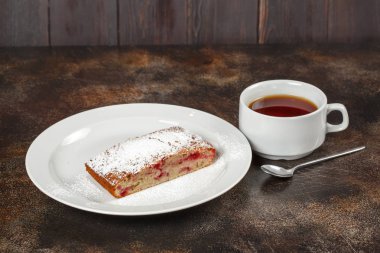 Çocuk oyuncağı tabak ve bardak çay. Lezzetli kahvaltı