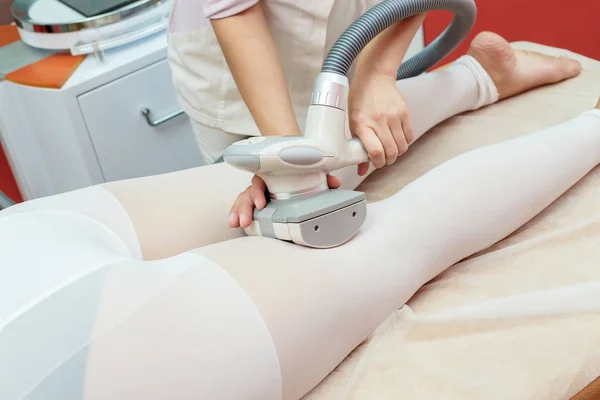 Kvinna Med Tillvägagångssättet Celluliter Lpg Behandling Massage Terapeut Och Apparater — Stockfoto