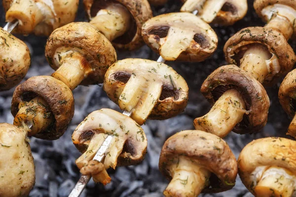 Espetos Churrasco Com Delicioso Kebab Cogumelos Champignon Grelhado Braseiro — Fotografia de Stock