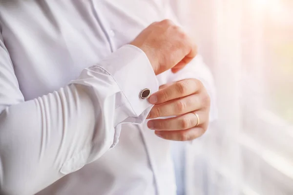 Mann Weißen Hemd Fixiert Seine Manschettenknöpfe Fenster Nahaufnahme — Stockfoto