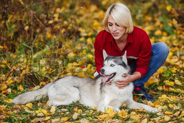 Belle Fille Caucasienne Joue Avec Chien Husky Dans Forêt Automne — Photo