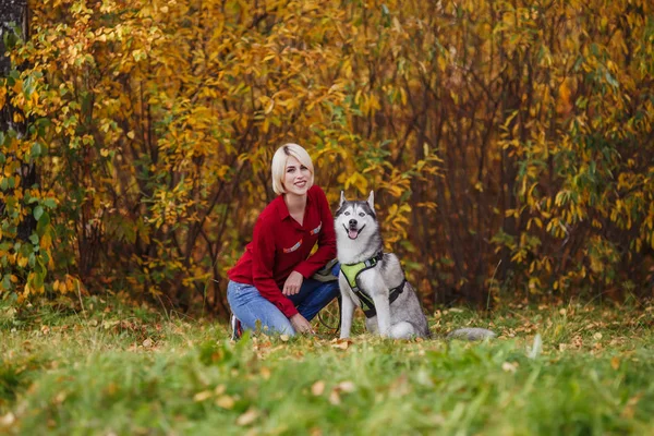 Belle Fille Caucasienne Joue Avec Chien Husky Dans Forêt Automne — Photo