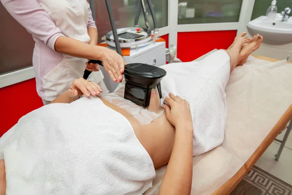 Mujer Recibiendo Criolipólisis Procedimiento Tratamiento Grasa Gabinete Cosmético Profesional Centro —  Fotos de Stock