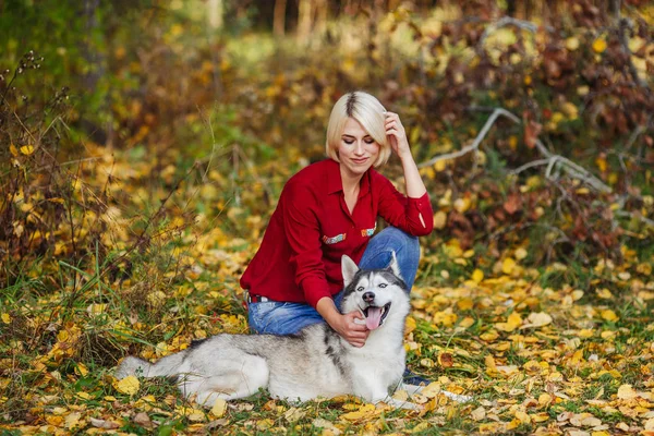 Belle Fille Caucasienne Joue Avec Chien Husky Dans Forêt Automne — Photo