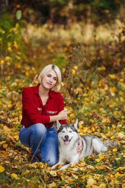 Belle Fille Caucasienne Joue Avec Chien Husky Dans Forêt Automne — Photo