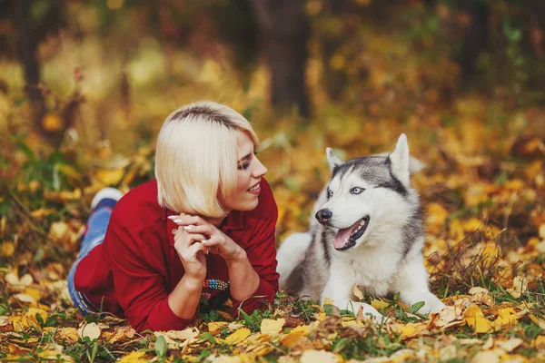 Belle Fille Caucasienne Joue Avec Chien Husky Dans Forêt Automne — Photo