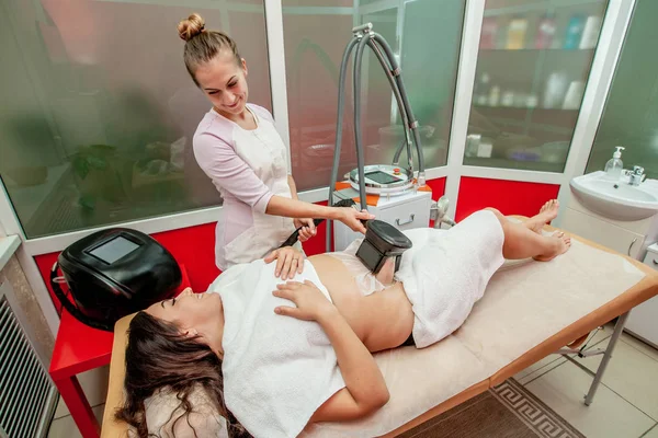 Mujer Recibiendo Criolipólisis Procedimiento Tratamiento Grasa Gabinete Cosmético Profesional Centro — Foto de Stock