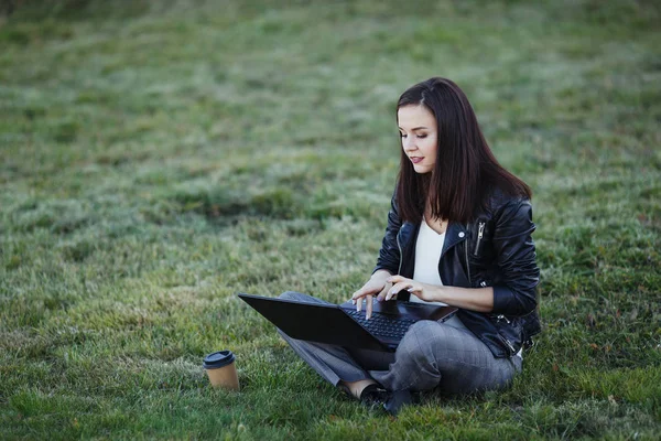 Jeune Femme Affaires Caucasienne Assise Sur Herbe Dans Parc Travaillant — Photo