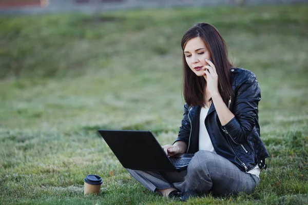 Jeune Femme Affaires Caucasienne Assise Sur Herbe Dans Parc Travaillant — Photo