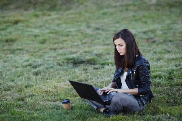 Jeune Femme Affaires Caucasienne Assise Sur Herbe Dans Parc Travaillant — Photo