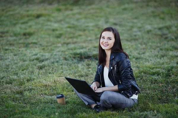 Junge Kaukasische Geschäftsfrau Sitzt Auf Gras Park Und Arbeitet Mit — Stockfoto