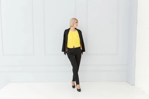 Retrato Moda Mujer Traje Amarillo Negro Sobre Fondo Claro — Foto de Stock