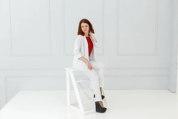 Moteportrett Kvinne Hvit Dress Med Lys Bakgrunn – stockfoto