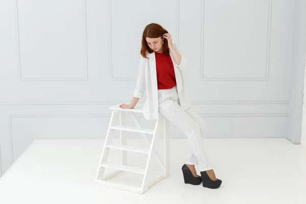 Işık Arka Plan Üzerinde Beyaz Elbiseli Kadın Moda Portre — Stok fotoğraf