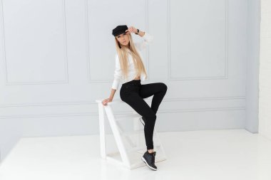 Moda portre ışık arka plan üzerinde siyah beyaz elbiseli kadınların