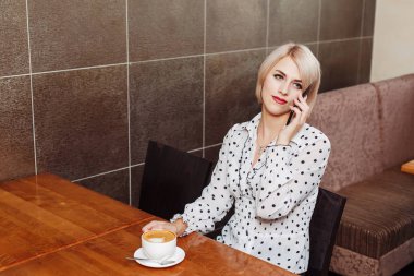 İş kadını oturan ve Evet Cafe