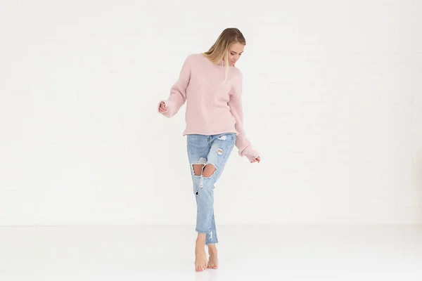 Retrato Moda Mujer Suéter Casual Rosa Jeans Rasgados — Foto de Stock