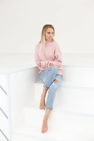 Modeporträt Einer Frau Rosa Lässigem Pullover Und Zerrissenen Jeans — Stockfoto