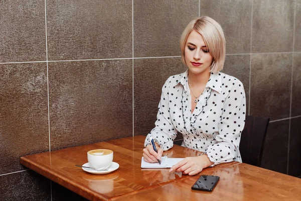 Femme Affaires Dans Café Assis Écrivant Dans Cahier — Photo