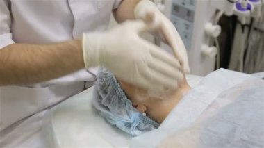 Derin yüz güzellik salonunda temizleme prosedürü çekici bir kadın. Cilt tedavisi