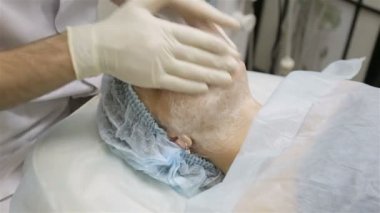 Derin yüz güzellik salonunda temizleme prosedürü çekici bir kadın. Cilt tedavisi